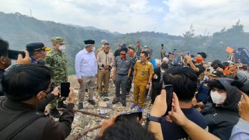 Pemkot targetkan padam dalam 3 hari kebakaran lahan di Ciumbuleuit (dok).