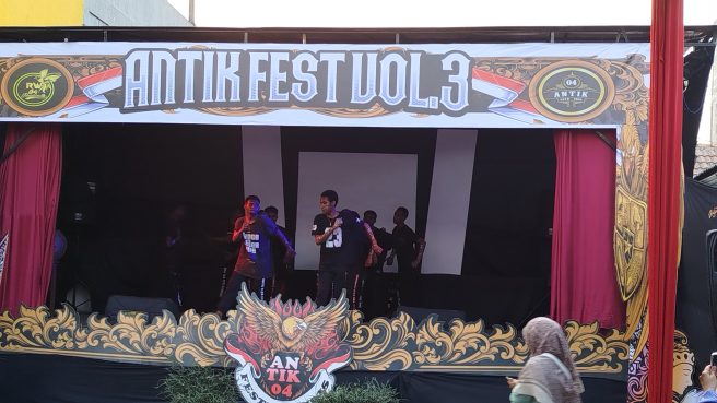 Penampilan anak-anak asli Papua di hari puncak Antik Fest Vol 3 (Rizki Prolitenews).