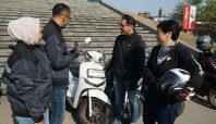 Manajemen PT Daya Adicipta Motora (DAM), Fenny Hasibuan selaku General Manager Honda Customer Care Centre dan Erfan Hamzah selaku Customer Satisfaction Development Department Head, berinteraksi langsung dengan salah satu konsumen loyal Honda dalam rangka memperingati Hari Pelanggan Nasional. DAM_002 : Kegiatan City touring bersama jaringan Dealer motor Honda dan konsumen loyal Honda dengan berkeliling menikmati berbagai destinasi ikonik Kota Bandung.