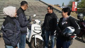 Manajemen PT Daya Adicipta Motora (DAM), Fenny Hasibuan selaku General Manager Honda Customer Care Centre dan Erfan Hamzah selaku Customer Satisfaction Development Department Head, berinteraksi langsung dengan salah satu konsumen loyal Honda dalam rangka memperingati Hari Pelanggan Nasional. DAM_002 : Kegiatan City touring bersama jaringan Dealer motor Honda dan konsumen loyal Honda dengan berkeliling menikmati berbagai destinasi ikonik Kota Bandung.