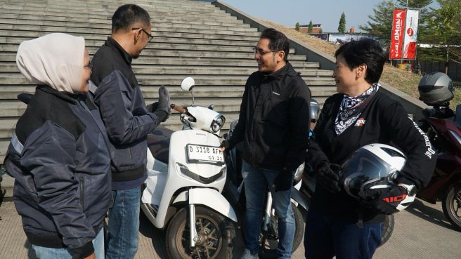 Manajemen PT Daya Adicipta Motora (DAM), Fenny Hasibuan selaku General Manager Honda Customer Care Centre dan Erfan Hamzah selaku Customer Satisfaction Development Department Head, berinteraksi langsung dengan salah satu konsumen loyal Honda dalam rangka memperingati Hari Pelanggan Nasional. DAM_002 : Kegiatan City touring bersama jaringan Dealer motor Honda dan konsumen loyal Honda dengan berkeliling menikmati berbagai destinasi ikonik Kota Bandung.