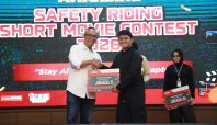 Ketua Yayasan AHM Ahmad Muhibbuddin memberikan apresiasi secara langsung kepada Iqbal Bahi asal Universitas Siber Asia, sebagai pemenang Kategori Mahasiswa di ajang SMC 2026 (dok Honda).