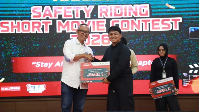 Ketua Yayasan AHM Ahmad Muhibbuddin memberikan apresiasi secara langsung kepada Iqbal Bahi asal Universitas Siber Asia, sebagai pemenang Kategori Mahasiswa di ajang SMC 2026 (dok Honda).