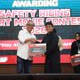 Ketua Yayasan AHM Ahmad Muhibbuddin memberikan apresiasi secara langsung kepada Iqbal Bahi asal Universitas Siber Asia, sebagai pemenang Kategori Mahasiswa di ajang SMC 2026 (dok Honda).