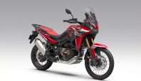 CRF1100L Africa Twin mendapatkan pilihan warna dan grafis terbaru yang semakin memperkuat karakter Adventure Rally. Perubahan terlihat pada warna fork dan pelek, serta grafis pada batok depan untuk varian Tricolor. Hadir juga pilihan warna baru Grand Prix Red yang memberikan karakter lebih berani dan sporty (dok Honda)