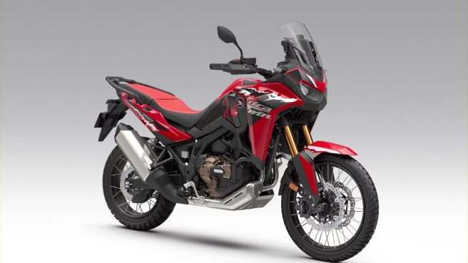 CRF1100L Africa Twin mendapatkan pilihan warna dan grafis terbaru yang semakin memperkuat karakter Adventure Rally. Perubahan terlihat pada warna fork dan pelek, serta grafis pada batok depan untuk varian Tricolor. Hadir juga pilihan warna baru Grand Prix Red yang memberikan karakter lebih berani dan sporty (dok Honda)