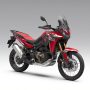 CRF1100L Africa Twin mendapatkan pilihan warna dan grafis terbaru yang semakin memperkuat karakter Adventure Rally. Perubahan terlihat pada warna fork dan pelek, serta grafis pada batok depan untuk varian Tricolor. Hadir juga pilihan warna baru Grand Prix Red yang memberikan karakter lebih berani dan sporty (dok Honda)