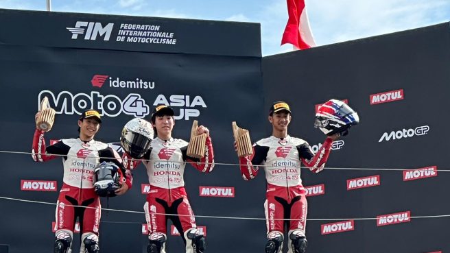 Pebalap binaan PT Astra Honda Motor (AHM) Muhammad Badly Ayatullah (kanan) berhasil meraih podium ketiga pada ajang Idemitsu Moto4 Asia Cup (IM4AC) 2026 race kedua di seri ketiga yang digelar di Mobility Resort Motegi, Jepang, Minggu, 4 Oktober 2026 (dok Honda).