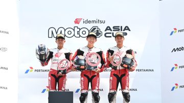 Pebalap binaan Astra Honda, Resky Yusuf Hermawan (kiri) meraih podium kedua pada Race 2 Idemitsu Moto4 Asia Cup (IM4AC) 2026 di Mandalika, Minggu (11/10) (dok Honda).