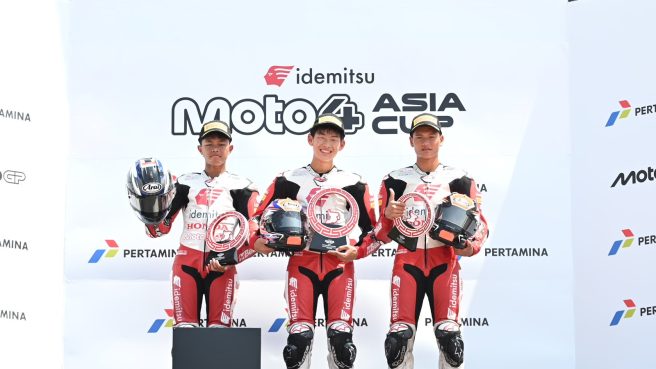 Pebalap binaan Astra Honda, Resky Yusuf Hermawan (kiri) meraih podium kedua pada Race 2 Idemitsu Moto4 Asia Cup (IM4AC) 2026 di Mandalika, Minggu (11/10) (dok Honda).