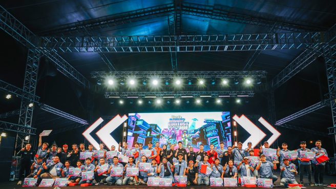 Para National Champion Honda Modif Contest (HMC) 2026 kategori Sport, Ultimate, serta Matic & Cub berfoto bersama manajemen PT Astra Honda Motor (AHM) dalam gelaran Final Battle HMC 2026 di Ambarawa, Jawa Tengah, Sabtu (24/10) (dok Honda).